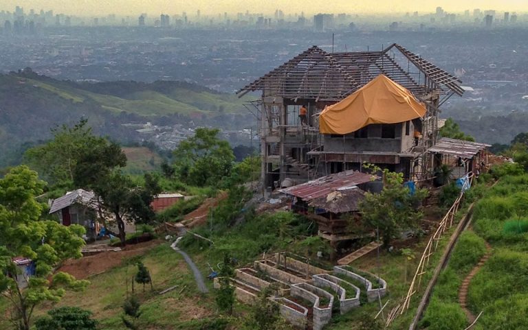house-building-philippines-overlooking-city