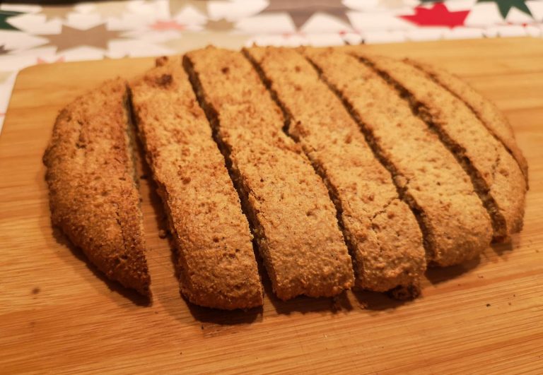 gingerbread-biscotti-sliced