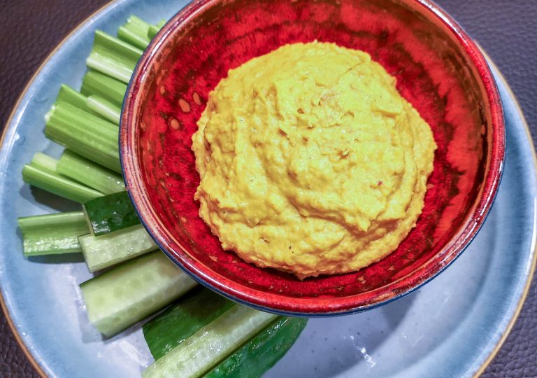 carrot-hummus-with-vegetable-sticks