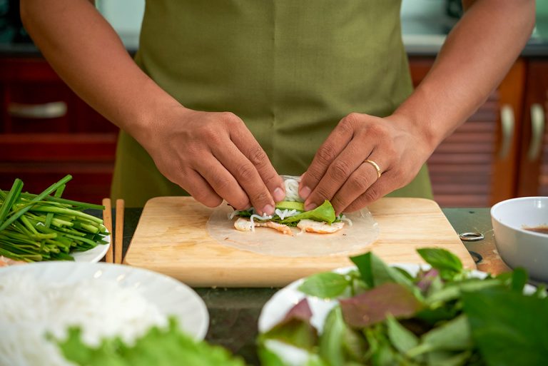 How to Make Summer Rolls with Cabbage Leaves